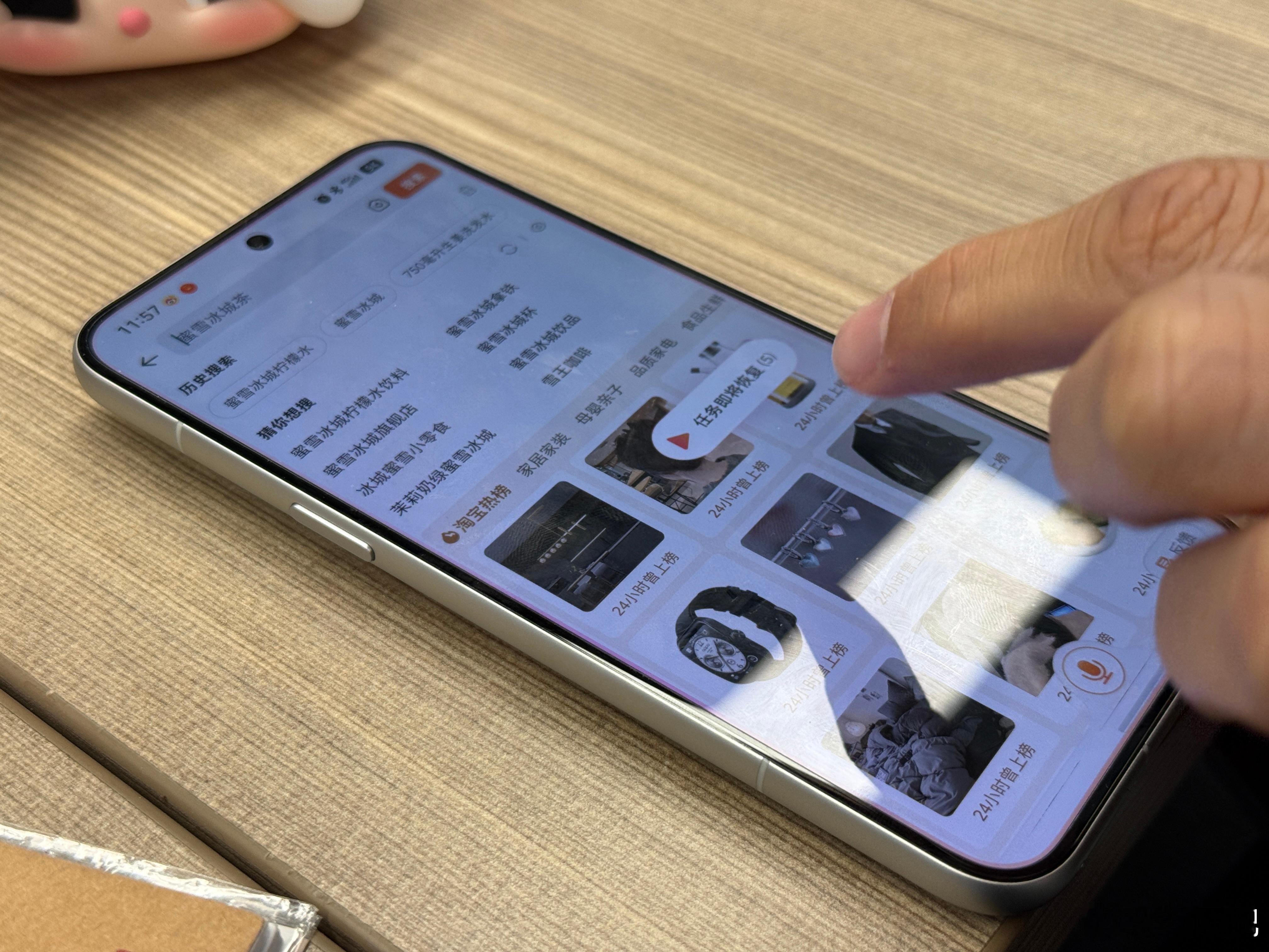 刚说完豆包这个手机就有帅比同事拿着手机过来玩儿了一下豆包手机核心能力就是可以通过