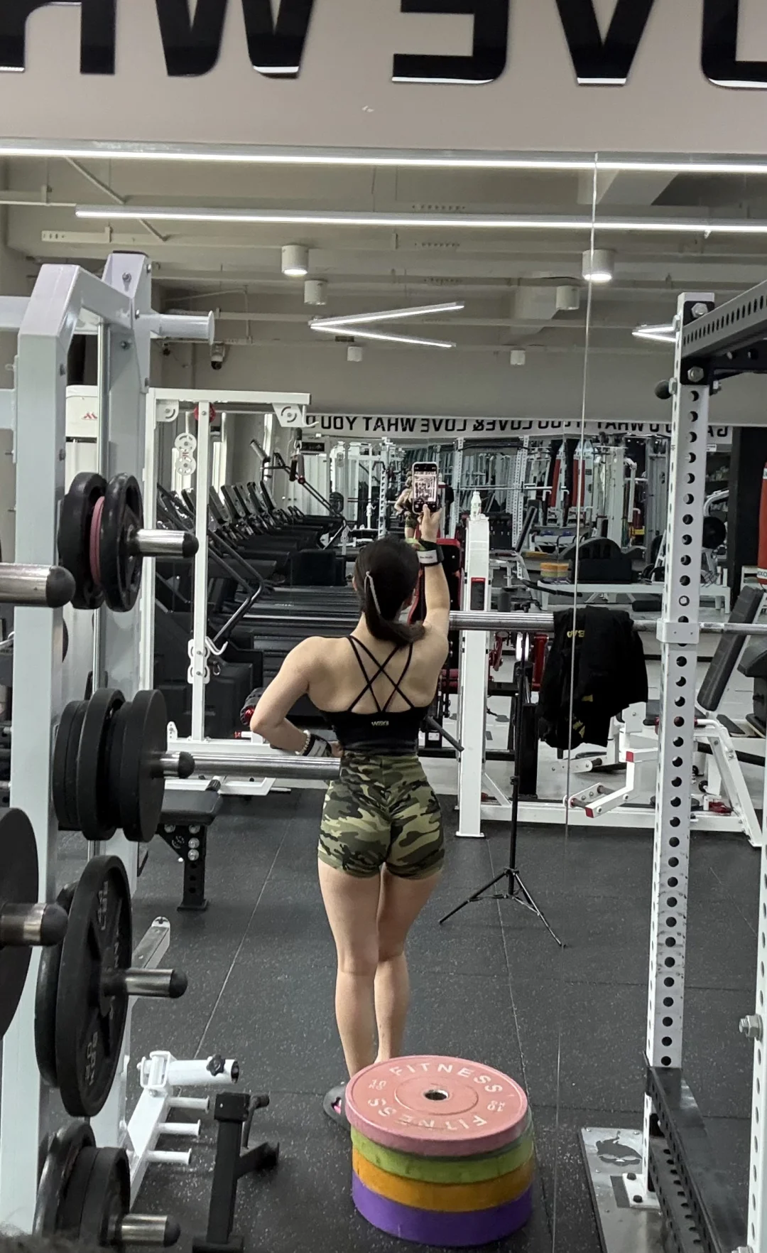 健身女有自己的手工活