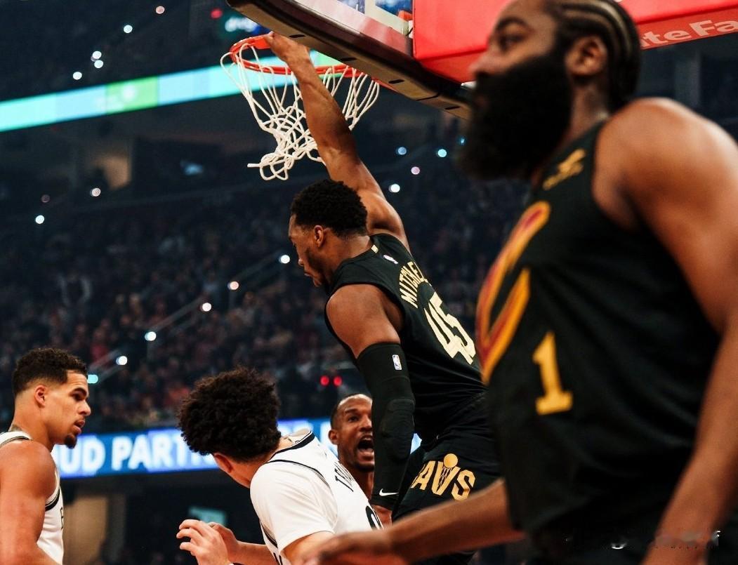 哈登:这难道就是库里的快乐？
今天骑士对阵篮网的比赛上半场，骑士队以70-48领