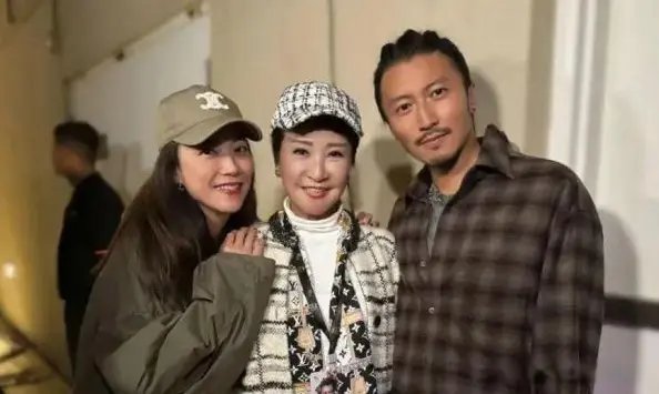 陪伴谢霆锋23年，39岁赴美生子，如今53岁和女儿同框成人生赢家！ ​​​