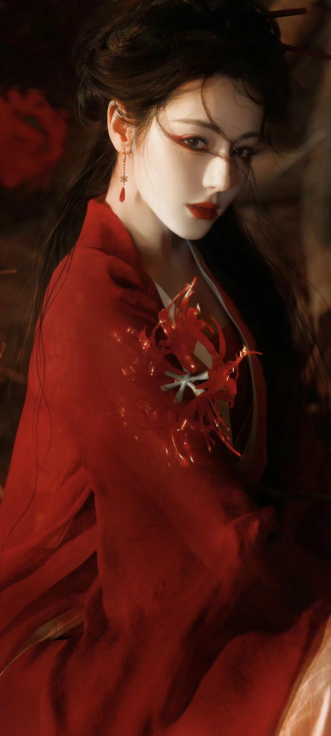 迪丽热巴壁纸～红衣如烈火般明艳，曼珠沙华在旁静静相伴，她在暗夜里，演绎着一场绝美