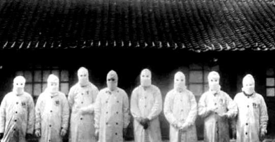1938年，一名丧心病狂的日军军医为满足扭曲的求知欲，命人将一名无辜女子强行按在