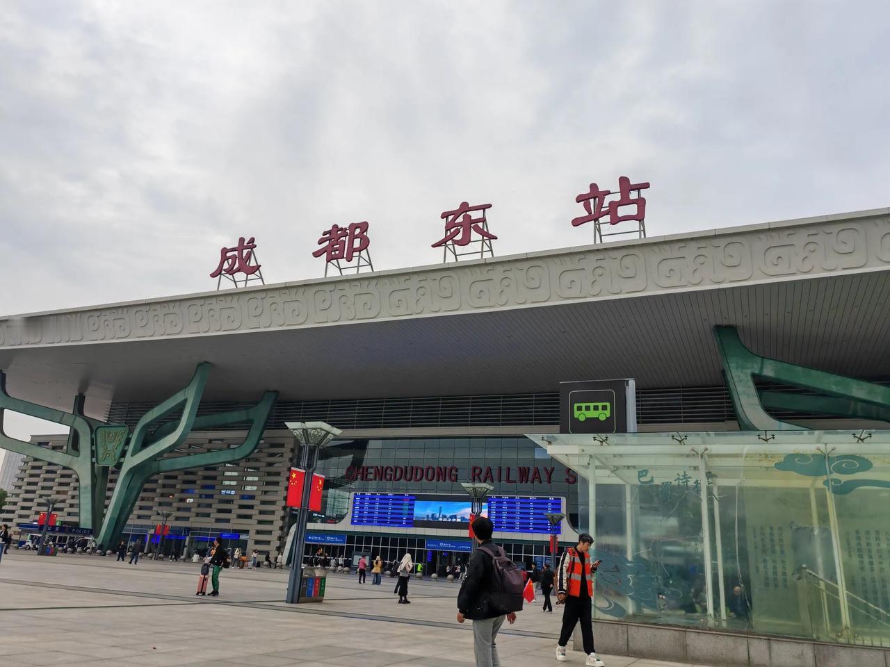 
今天火车上有一个小孩把糖果塞到了鼻子里面，一直在哭，她父母第一时间不是找乘务员