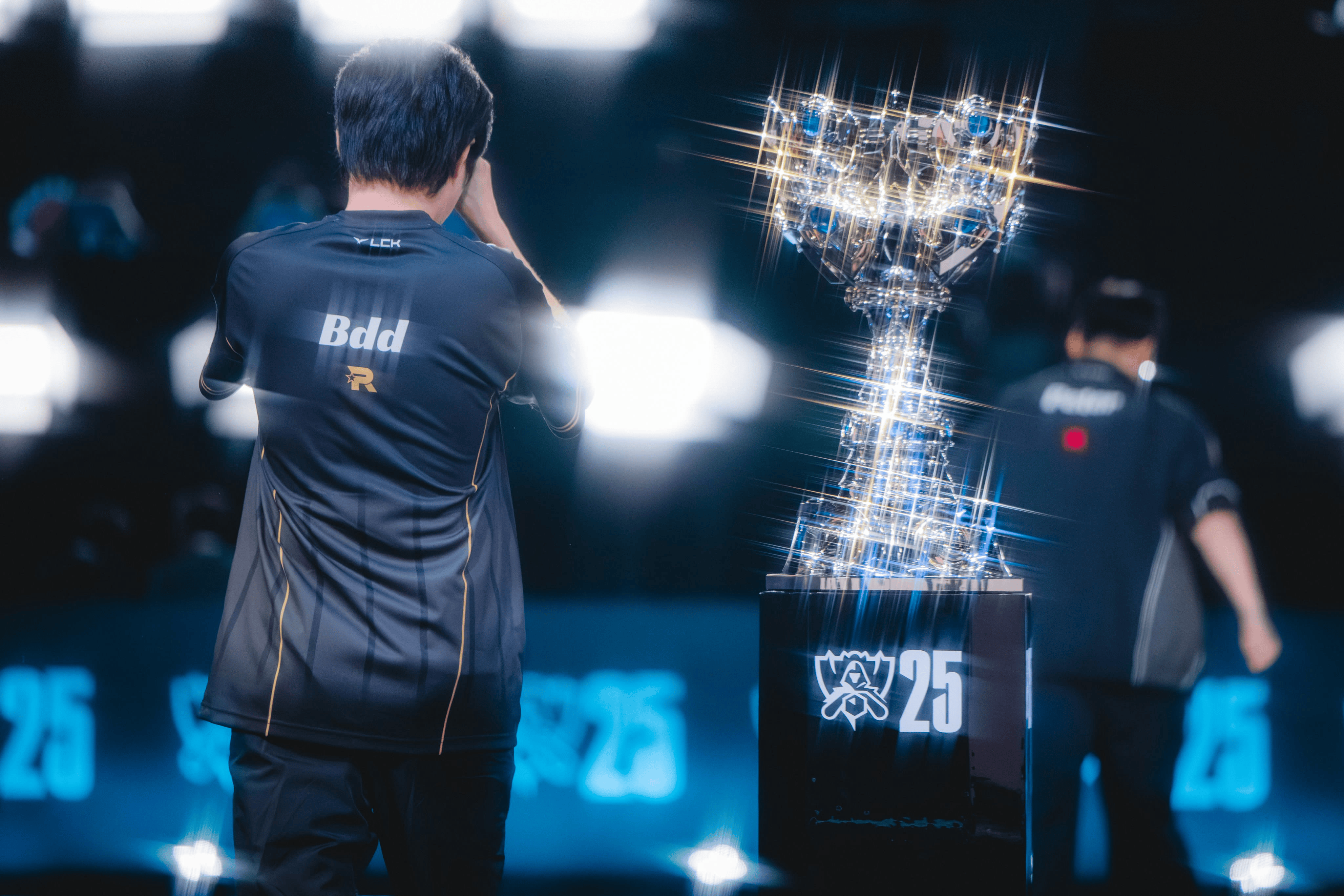 LOL官方分享Bdd距离奖杯近在咫尺：敢于梦想