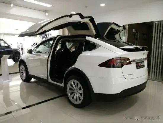 大家不是说开白色特斯拉的车主很有礼貌，很有素质吗？我昨天就遇到一个人，和大家想的