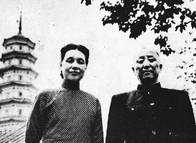 1939年，卫立煌的结发妻子朱韵珩因病去世。丧妻之后，卫立煌很长一段时间都没有再