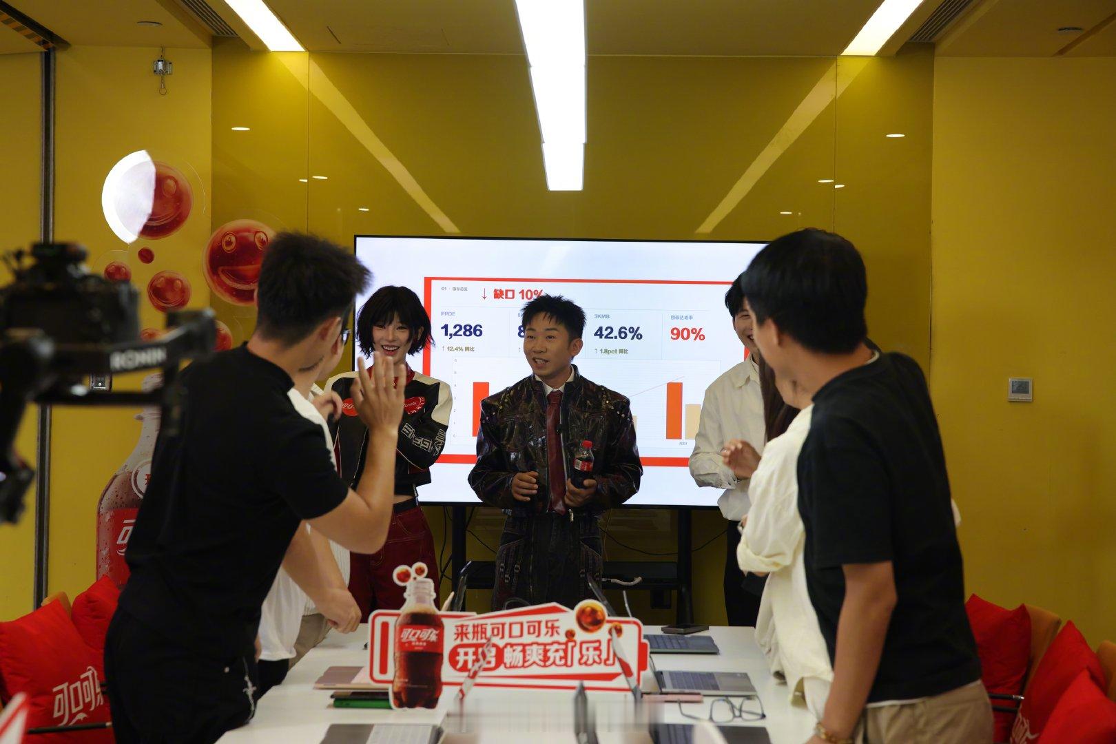 杨迪张予曦充乐侠来了 这哪里是扫楼，分明是快乐快闪现场！杨迪张予曦化身充「乐」侠