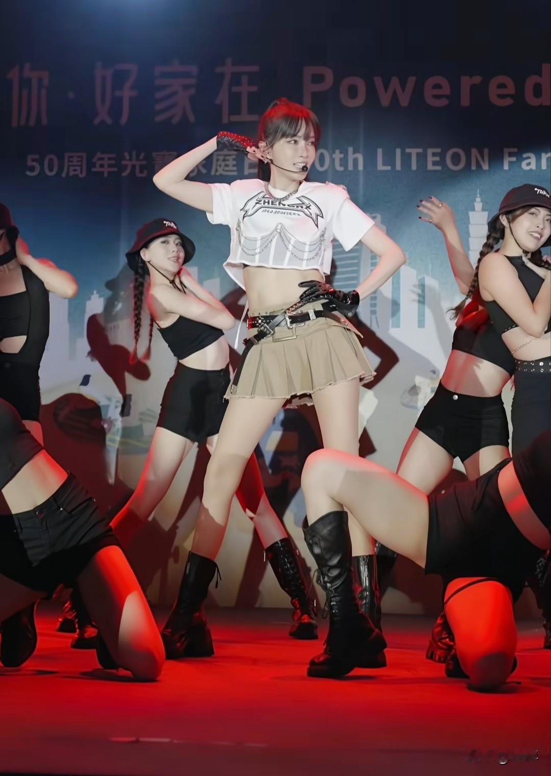 谢金燕.看上去很少女，但跳舞的动作没有年轻人敏捷而有力了。