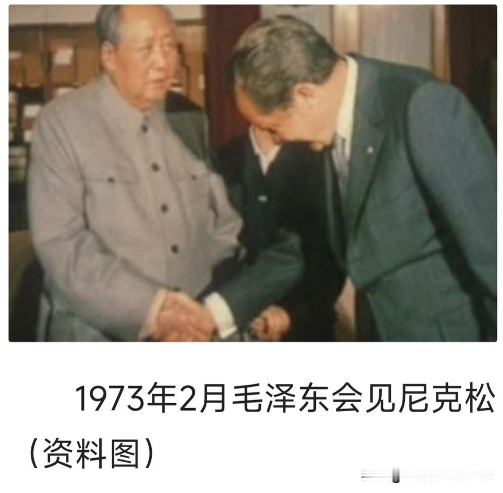 确实值得疯狂点赞！这张老照片定格了伟人亲切交谈的瞬间，既有史料意义又满是人文温度