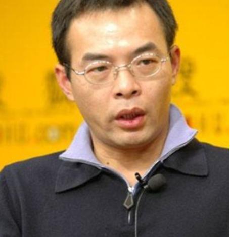 2004年，"天上人间"大老板覃辉开车和一坐着大人物的老轿车相撞，他下车就跟对方