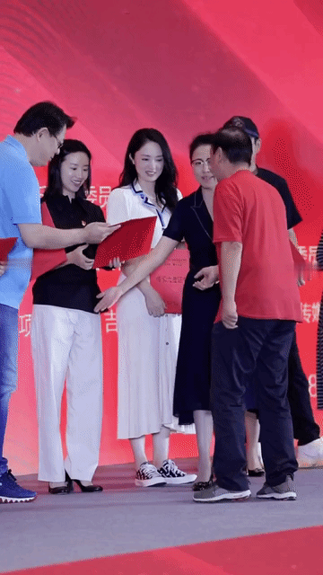 董洁有段时间是真的没了自信，小心翼翼，谨小慎微的，领了奖高兴的像个孩子，看到位置