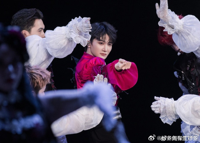 周深怎么还有两幅面孔了 问完“我是你的谁”被喊“宝贝”，先怼一句“宝你个头”，转