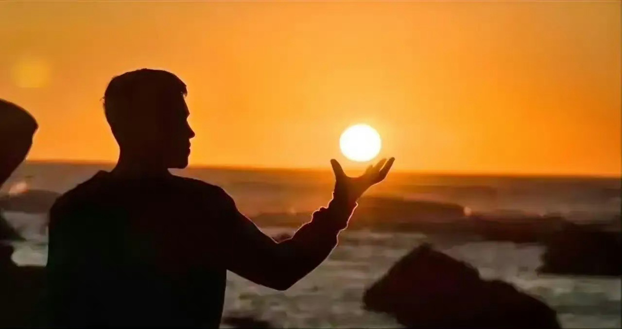 人生中最大的运气不是捡到钱，而是某天你遇到了一个人，他打破了你原来的思维，提高了