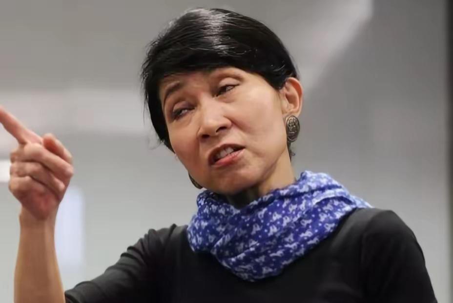 "我又不是中国人，为什么要唱国歌？"

2017年，香港立法会宣誓现场，毛孟静说