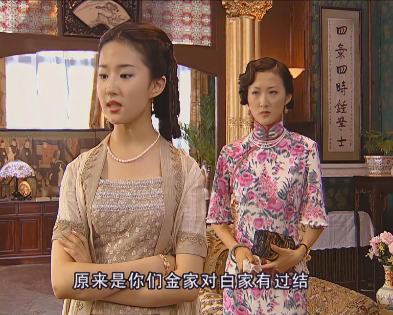 刘亦菲在《金粉世家》中画的微蹙上扬柳叶眉，与她的五官和气质非常匹配，能够凸显出她