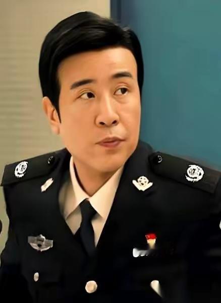 深夜一口气刷完十集《局中局》，后背莫名冒起寒意，剧情的悬疑感完全不靠惊悚特效烘托