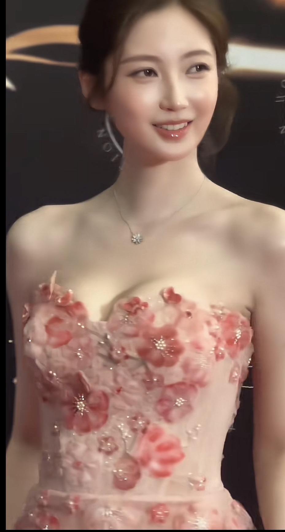 图中的女生是魏菁，并非影视明星，是职业模特、选美冠军。

人物背景介绍

1. 