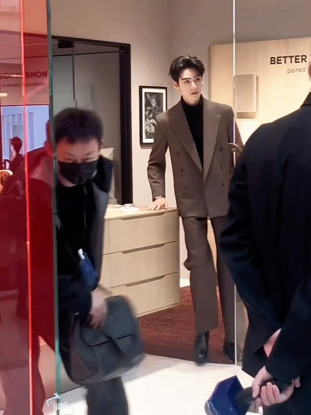 卧槽，龚俊这完全撕漫男身材