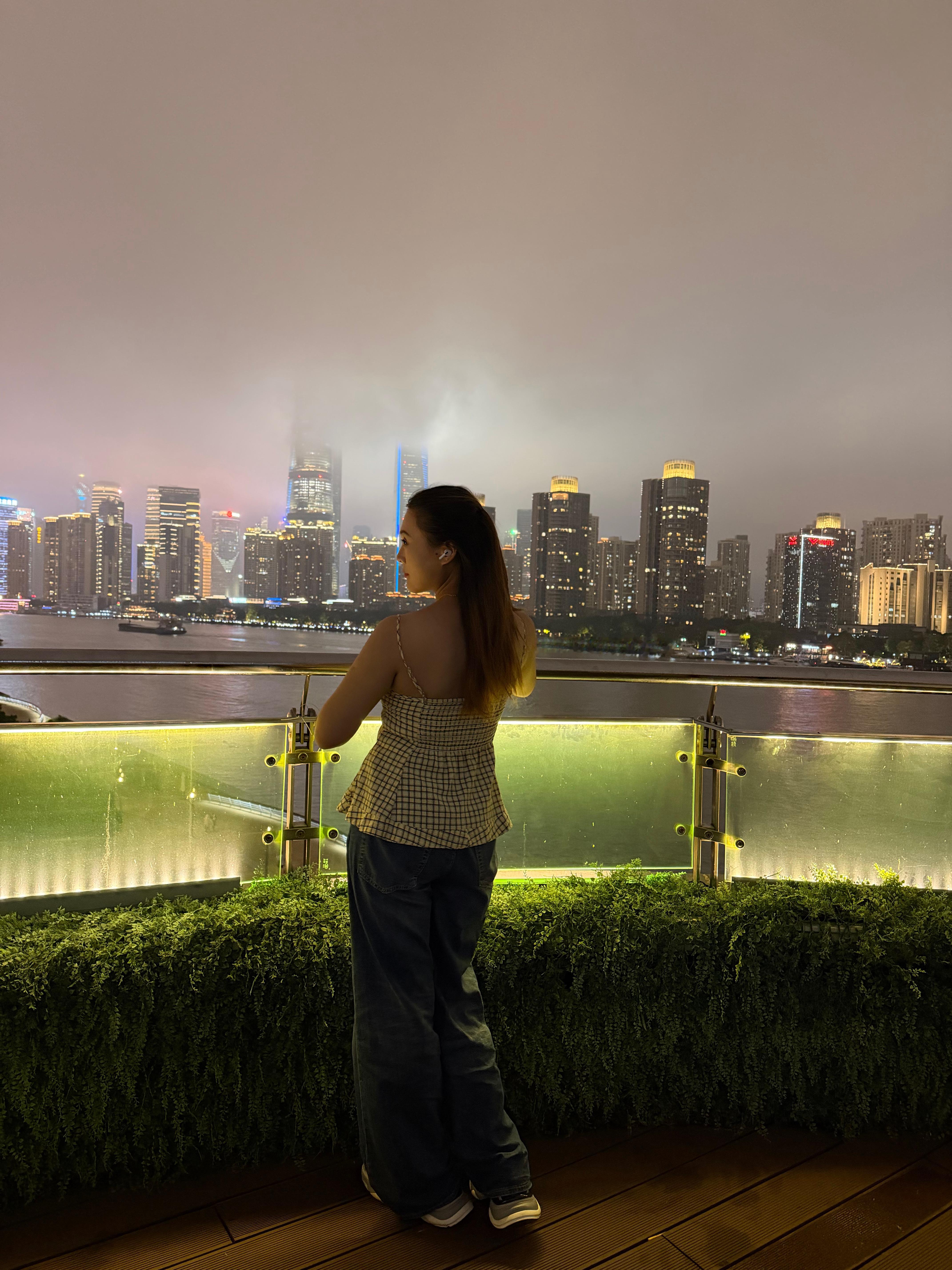 十四周年纪念，能把婚姻经营这么久，我认为我俩还是蛮牛逼的。旁边一对新婚夫妻应该是