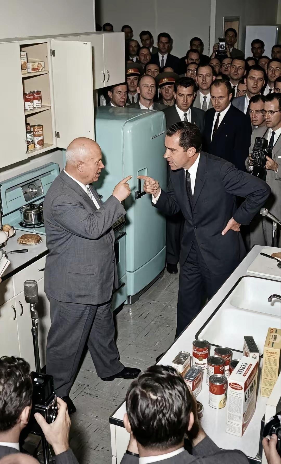 1959年，美国副总统尼克松和苏共领袖赫鲁晓夫厨房辩论。两人都以性格直率、狂放不