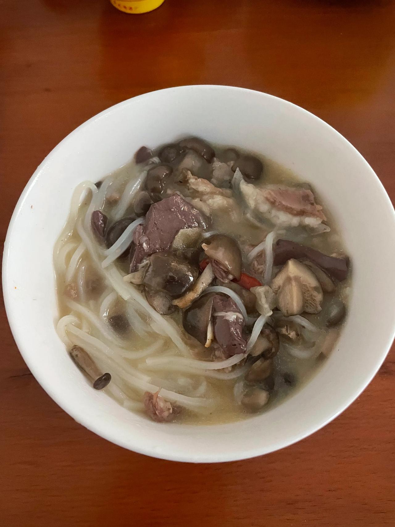 #秋日美食大赏#
半碗野生洞菌煮饵丝、榴莲、弥猴桃、牛奶🥛、香菜、韭菜、葱，