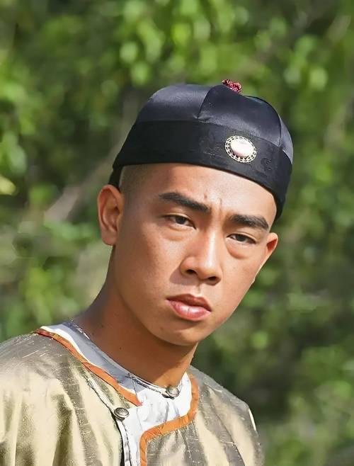 看了许多名著，论泡妞只服韦小宝。长得不帅，家境也低贱，但是却能赢得七位美人的芳心