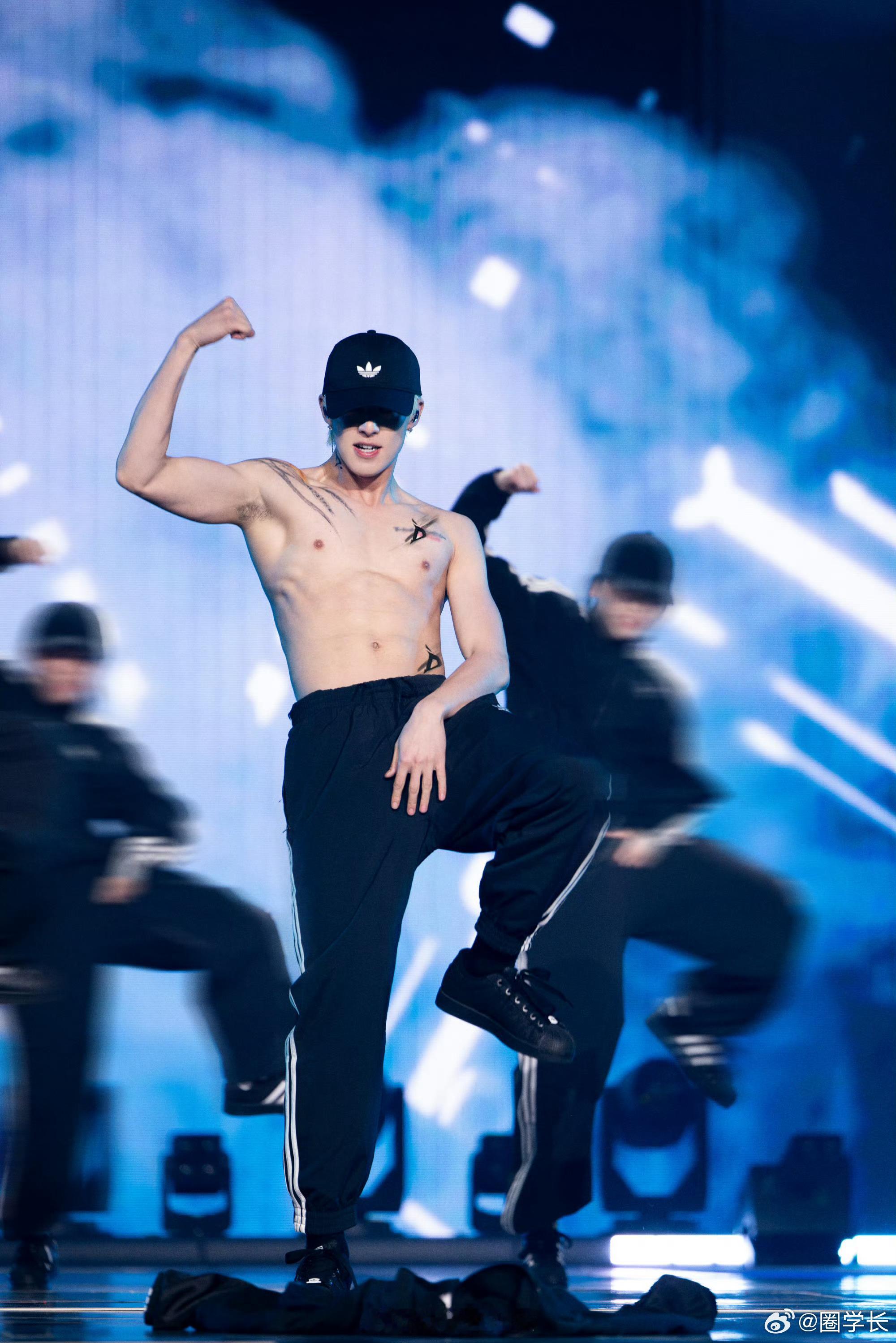 王鹤棣演唱会王鹤棣演唱会和露思同款了✌️，两人这次造型都好酷啊！棣棣这次身材贡献