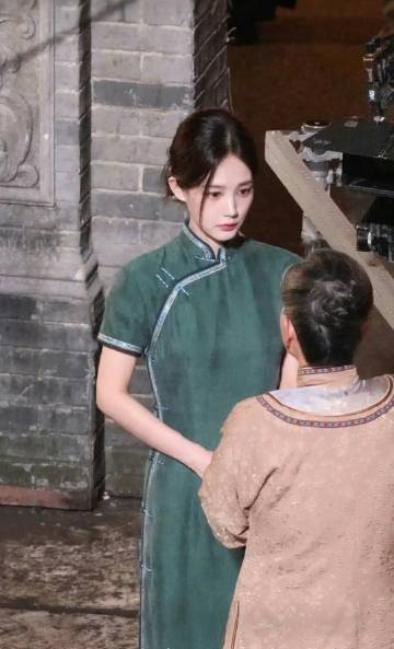 李一桐绿旗袍造型路透李一桐绿旗袍路透 李一桐绿旗袍造型路透，美成这样~ ​​​