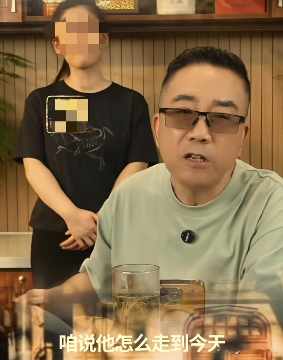 郭德纲被立案调查，

最开心的不是老一辈相声演员，而是杨议！

杨议在直播的时候
