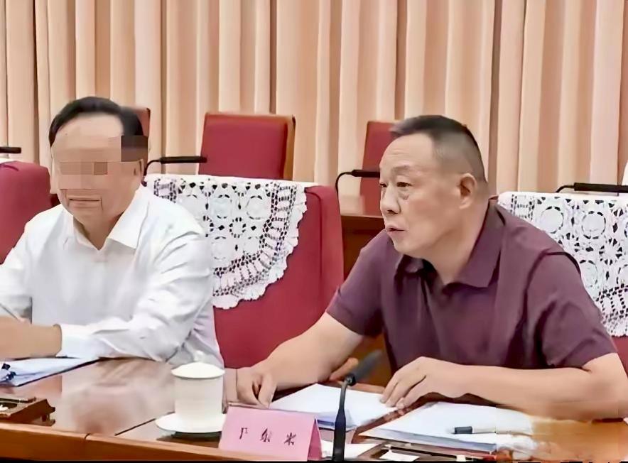 来自上层的肯定，于东来被邀请参加国务院企业家座谈会，毫无疑问胖东来得到了上面的肯