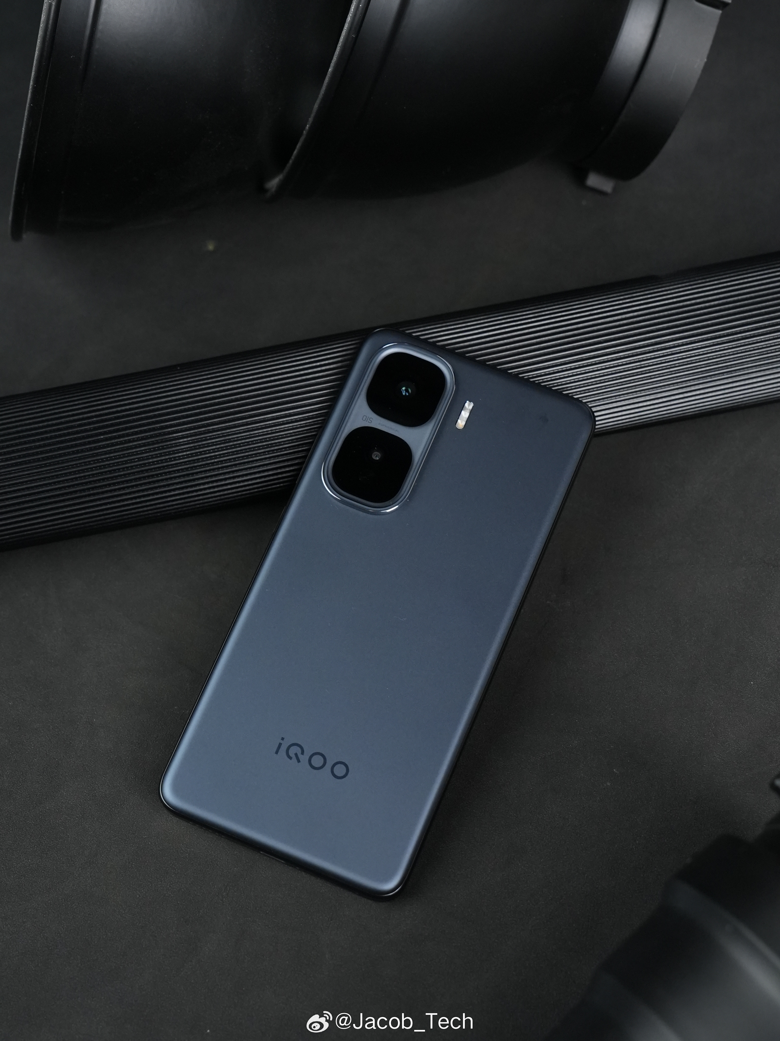 iQOO Neo10 Pro+疾影黑上手咯黑色真的够经典不出错好吧[doge]i