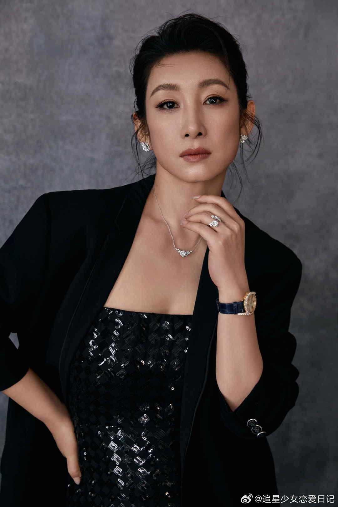 秦海璐白玉兰出图秦海璐孔雀蓝长裙白玉兰红毯美图更新，秦海璐孔雀蓝长裙造型简约华贵