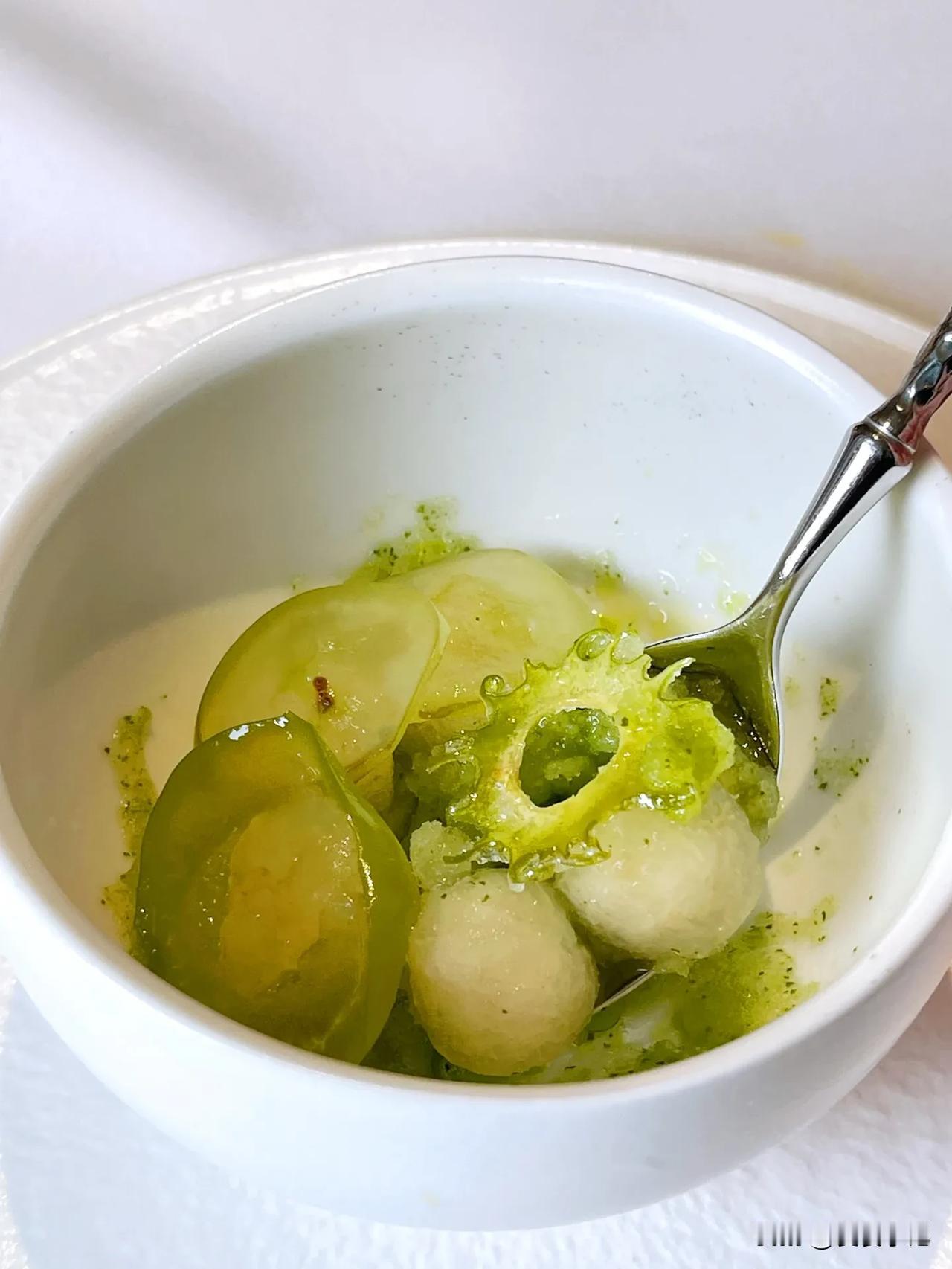 三餐四季
食一碗烟火，偷半日浮闲
慢煮风花，细炖岁月
所谓人间烟火气，最抚凡人心