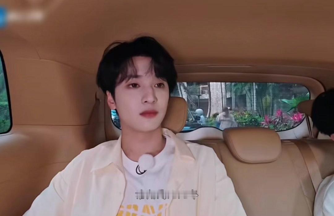 范丞丞说自己也有粉丝孟子义的反应 范丞丞：我也是有粉丝的（指了指镜头）。孟子义：