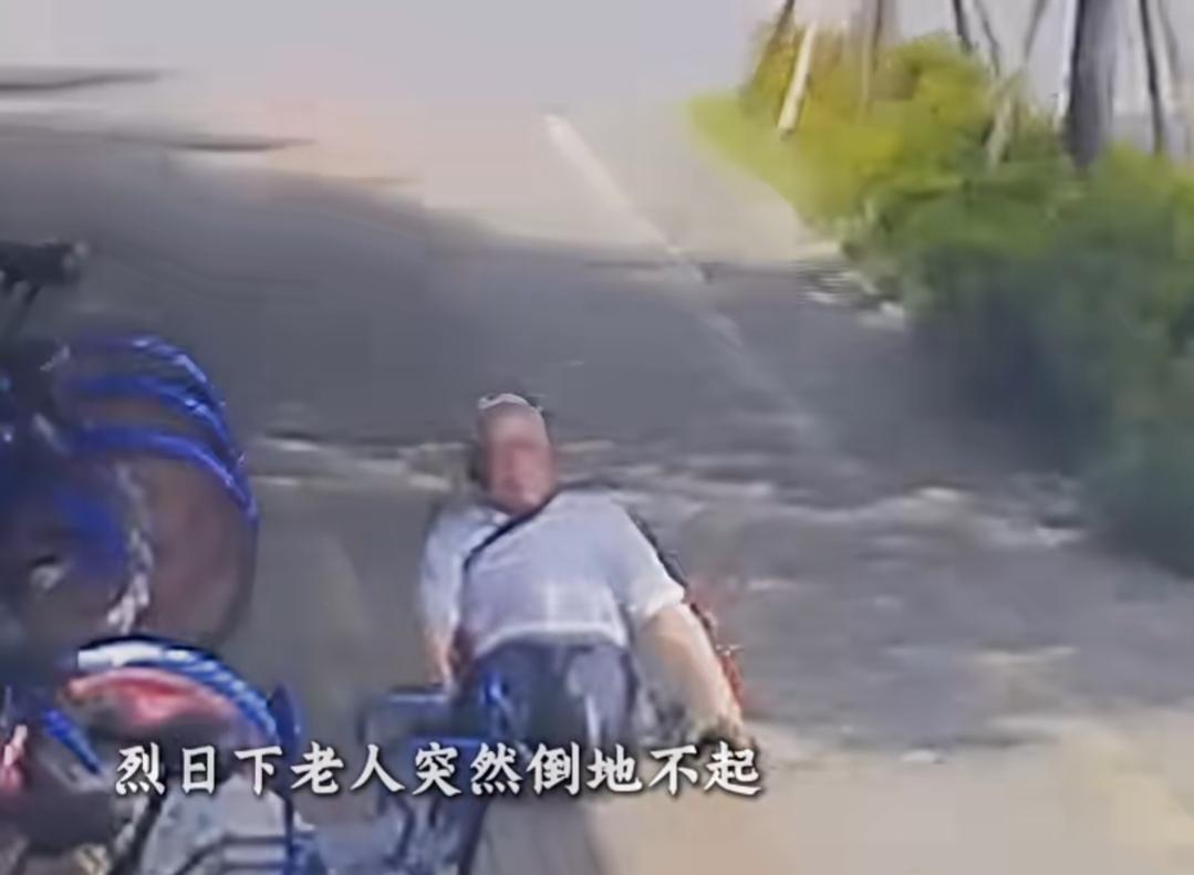 烈日街头伸援手，少年善举暖人心
 
炎炎烈日之下，街道路面热浪滚滚，一位老人行走