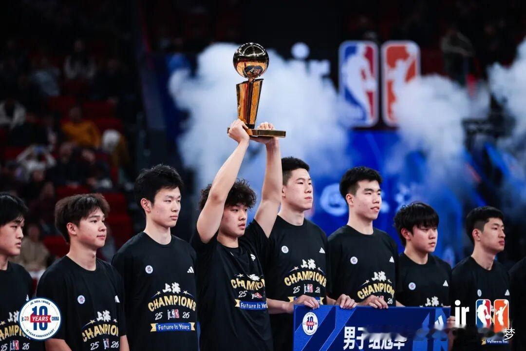 NBA校园篮球联赛上海站收官，NBA中国与阿迪达斯官宣续约助力青少年篮球梦。20