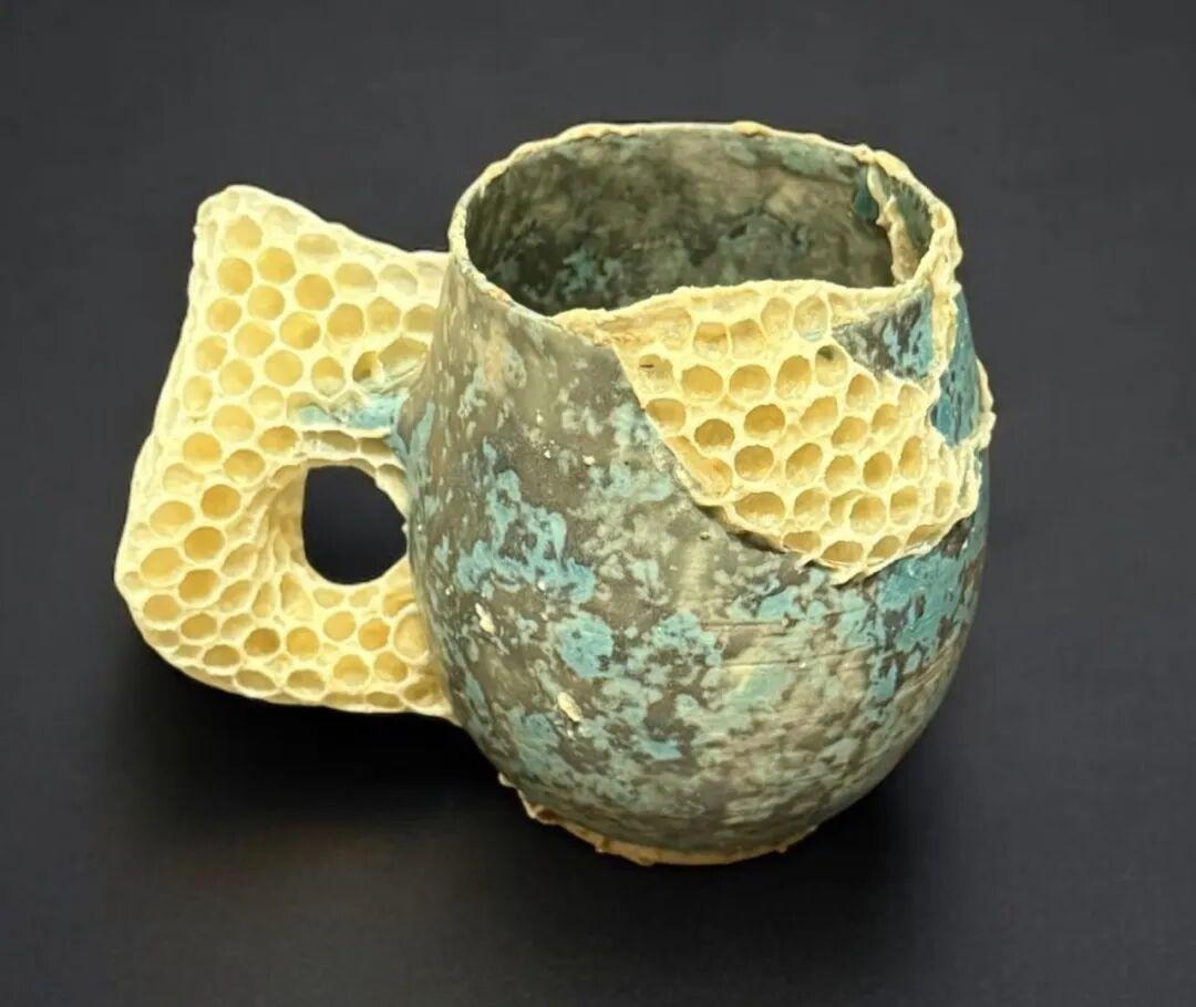一群蜜蜂，修复了一件破碎的陶器，最后变成价值不菲的艺术品

广州的出租屋不大，东