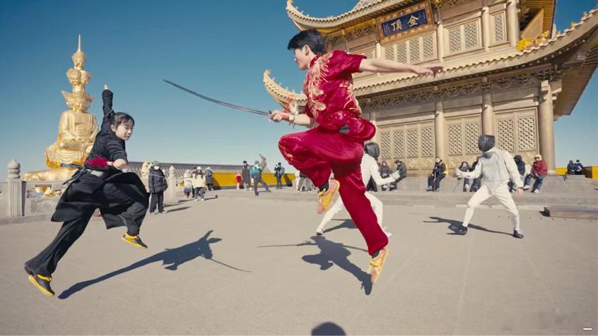 当峨眉武术遇上击剑 峨眉山间风正劲，中西剑气两相宜，传统武术的灵动洒脱，遇上击剑