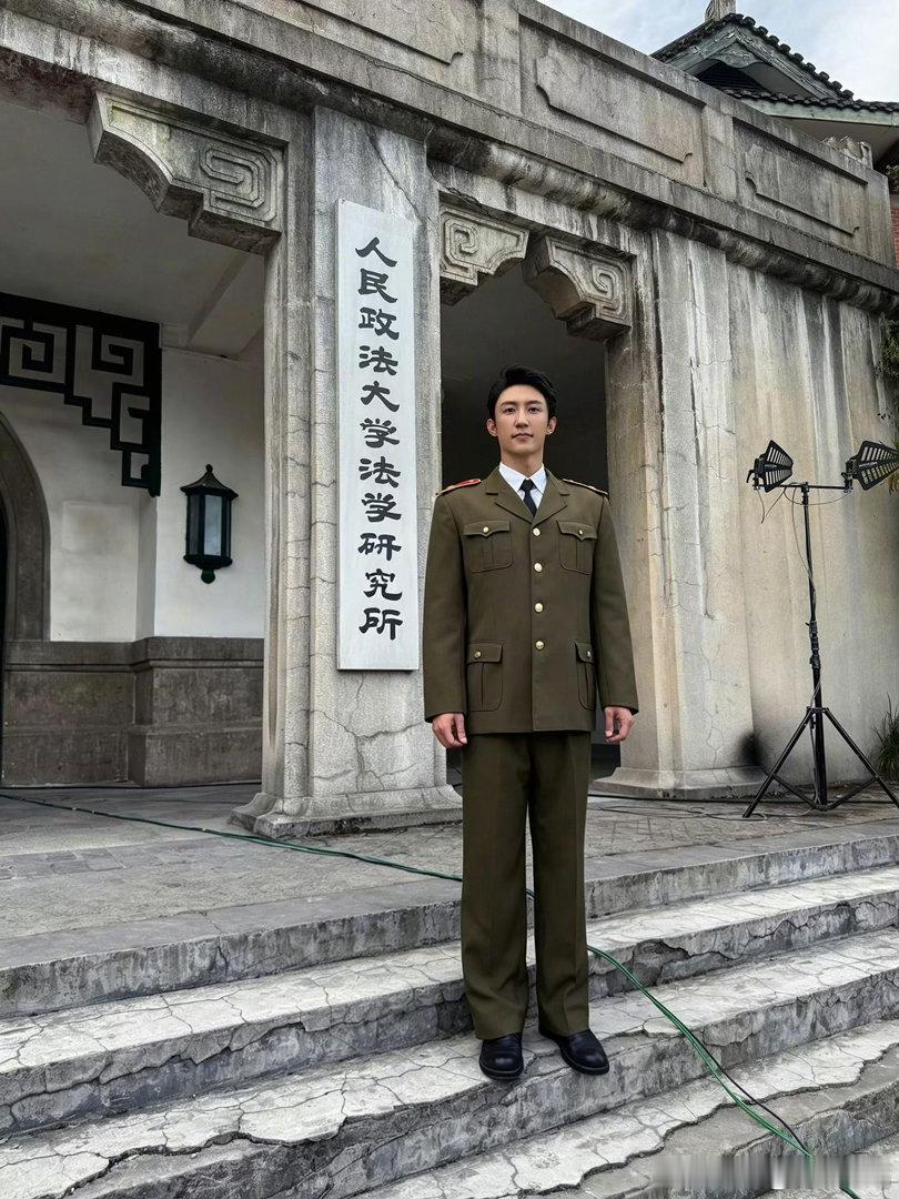 黄景瑜陈一众黄景瑜重器 陈一众博士毕业后入职社科院法律研究所，同时兼职律师，加入