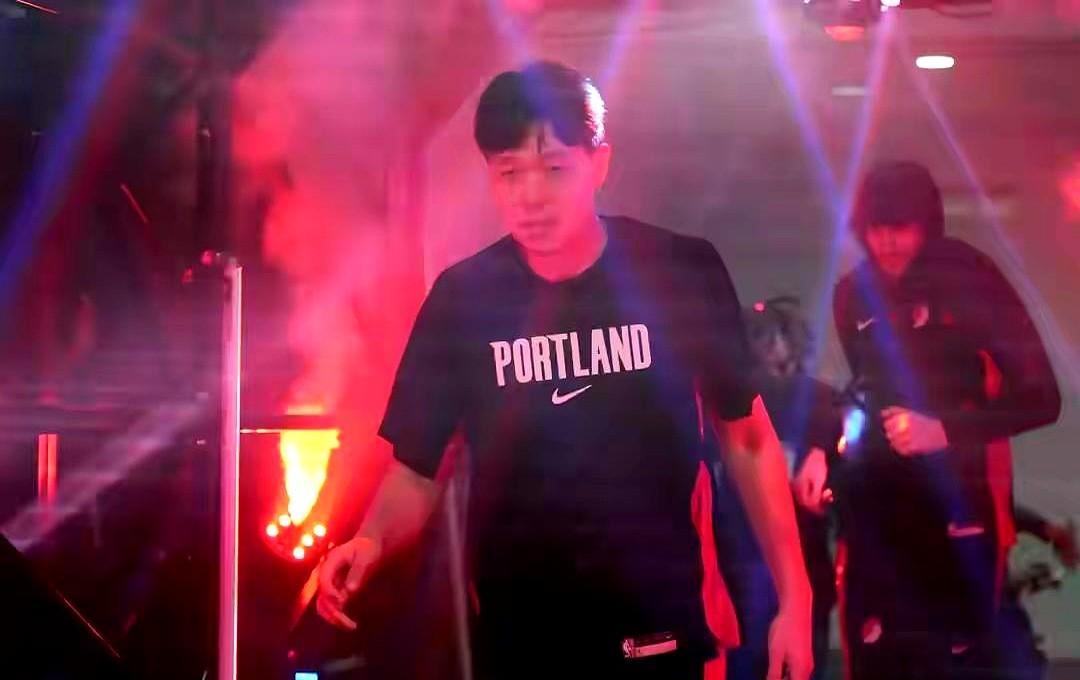 上半场他像开了外挂。
投篮稳得能把人眼珠子晃疼。
下半场像手机没电，屏幕一黑。