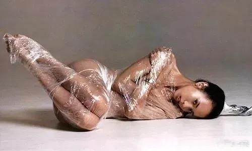 莫文蔚用保鲜膜包全身显露完美身材！

莫文蔚当初为了配合唱片《一朵金花》，特意做