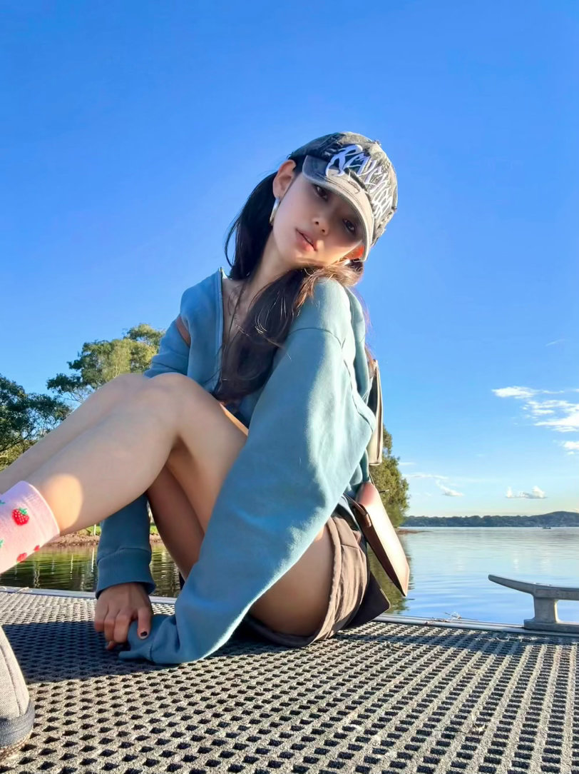 Danielle发了ins我想她会一直幸福 永远明媚永远幸福我的小太阳 