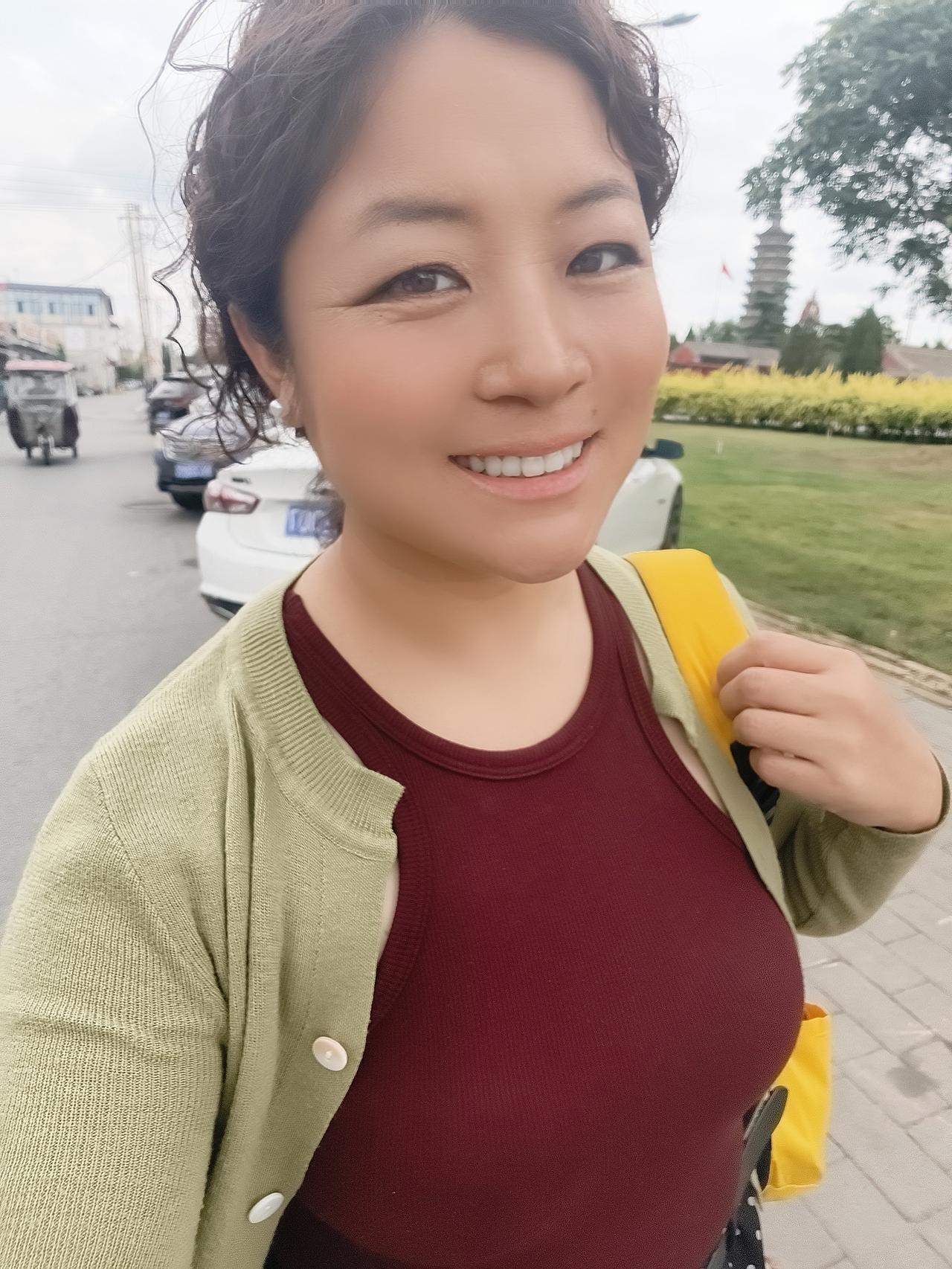 邻居姐姐在家给我烫的头发，总成本15+38=53元。
心情超好，人生就在于折腾，
