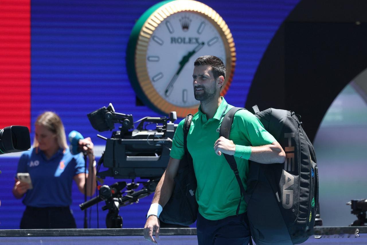 10冠王带着微笑来到中央球场了。
101在招手。