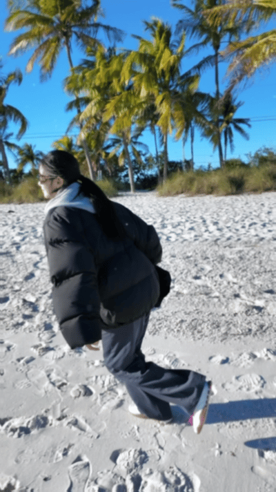 刘浩存 东北人对大海的执念 刘浩存也太可爱了吧，在海边又跑又笑又对着镜头碎碎念，