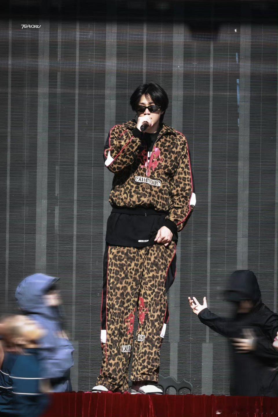 刘耀文豹纹套装彩排生图豹纹这波不是刘耀文驾驭了衣服，是衣服被他穿成了自己的专属限