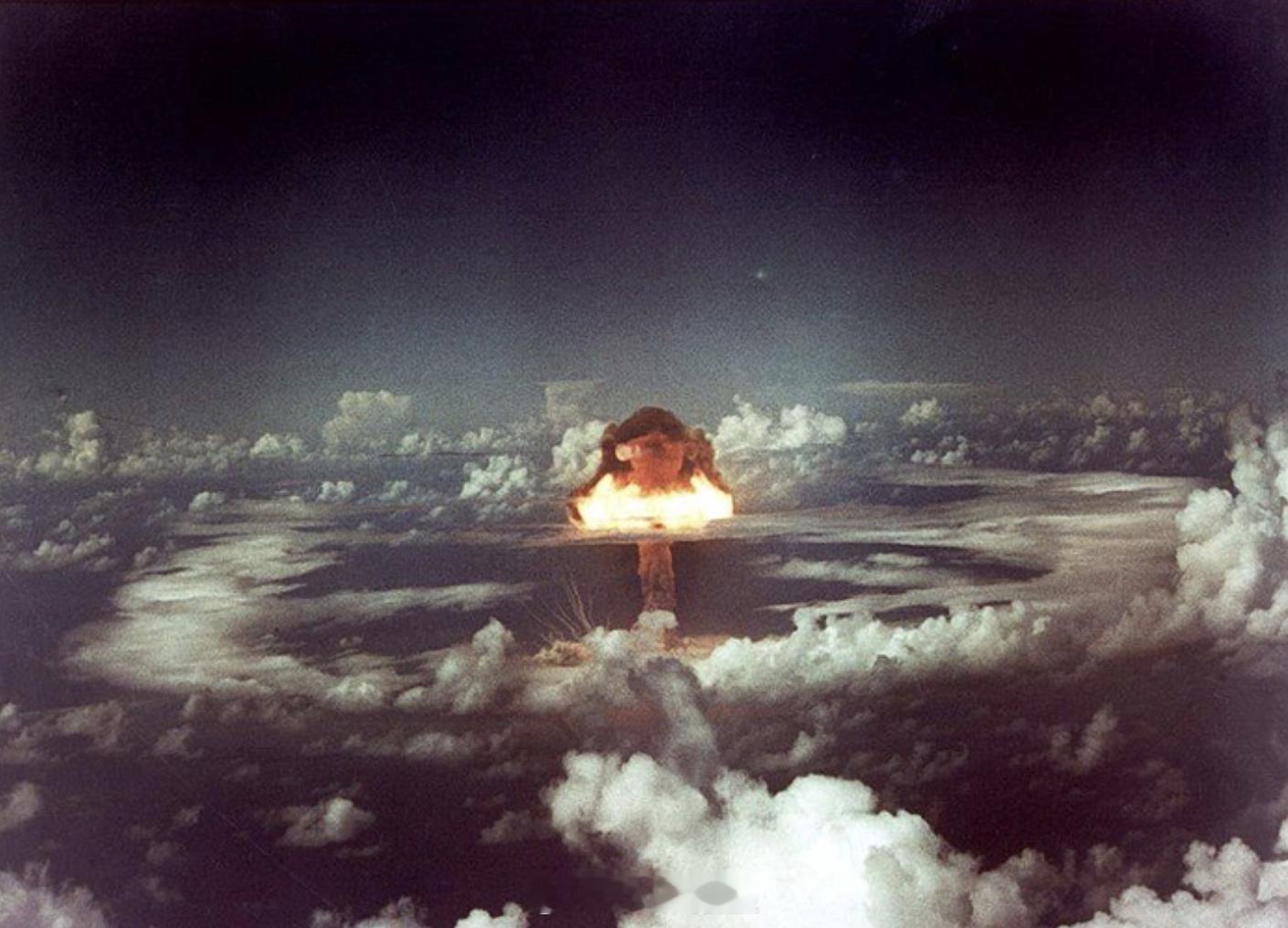 美国进行首次氢弹试验1949年9月23日，苏联政府宣布成功地爆炸了第一颗原子弹，