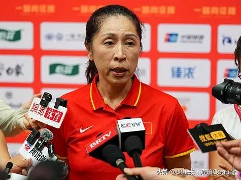 我实在想不通！郑薇赛后回应为啥不用双塔的理由：我们球队缺少时间磨合双塔阵容；我想