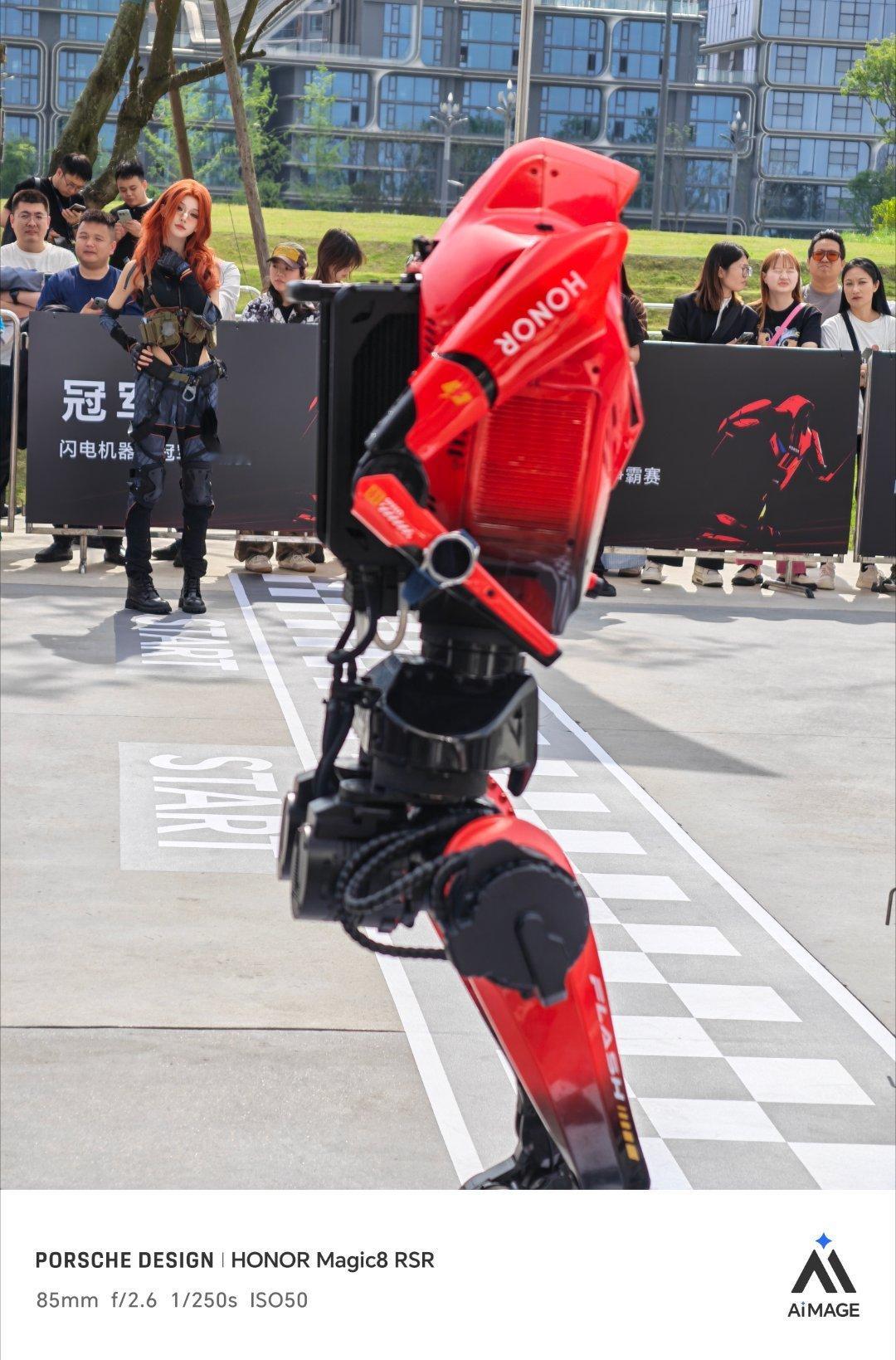 荣耀发布会现场，我以为在认真看图二，怎么还笑的这么开心原来是在看图四图五这位Co