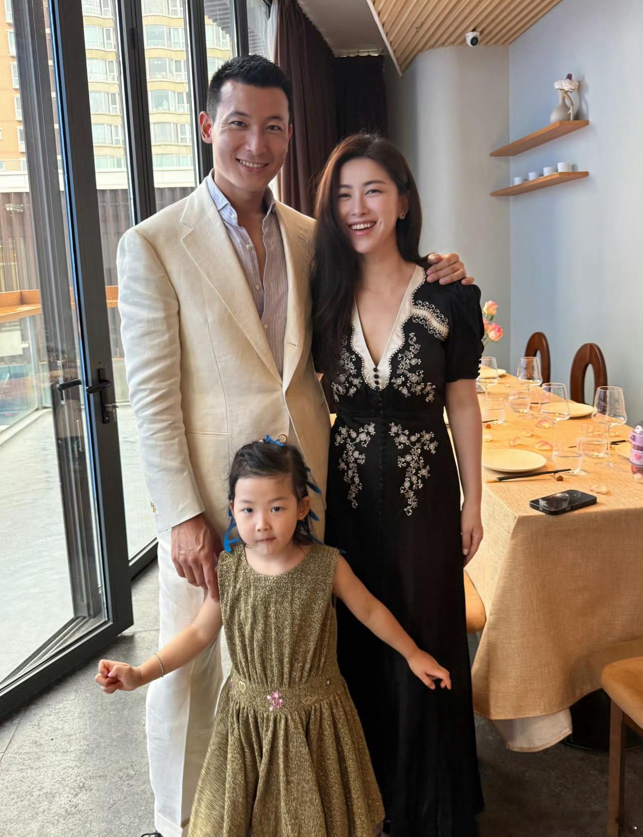 朱珠 面无表情把老公挤开姐姐